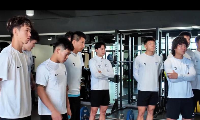 开云体育下载APP-大连宁缺毋滥！引王禹+河南后卫 不如锻炼彭顺杰黄山！邝兆镭擦肩