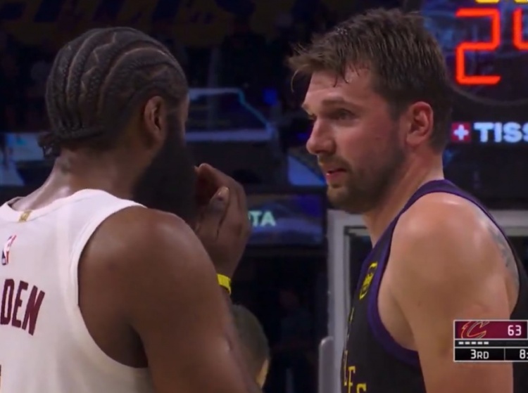 yunkai官网-哈登和东契奇在场上愉快聊天 还捂着自己的胡子😂